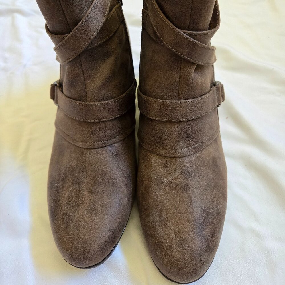 BARETRAPS WEDGE HEEL ANKLE BOOTS IN BROWN, SIZE 10M